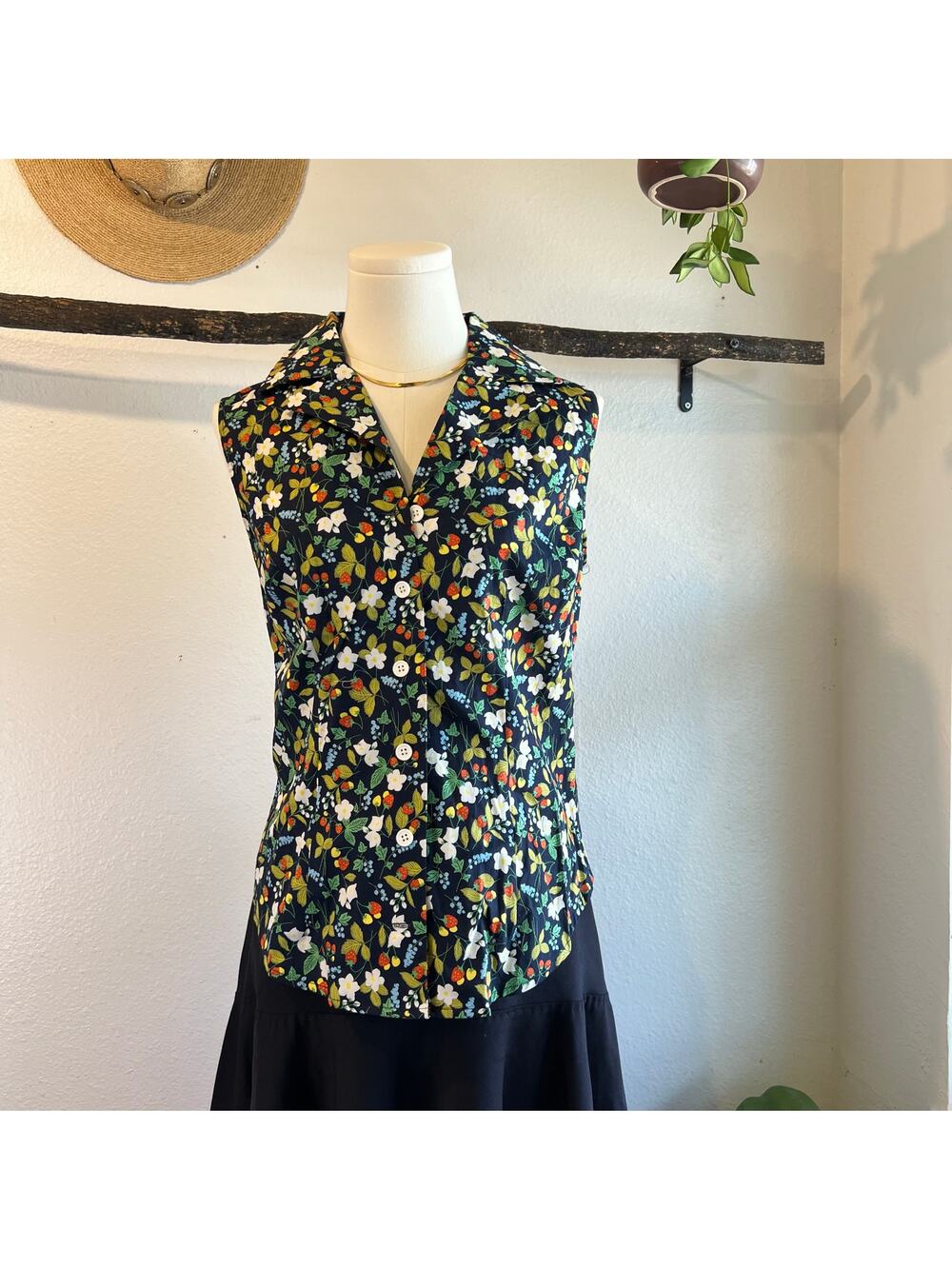 Unique Vintage Strawberry Cotton Print Sleeveless Button Down Blouse Size M